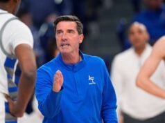 Joe Scott keluar sebagai pelatih bola basket Angkatan Udara. Sekolah sedang menyelidiki perlakuannya terhadap taruna