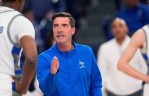 Joe Scott keluar sebagai pelatih bola basket Angkatan Udara. Sekolah sedang menyelidiki perlakuannya terhadap taruna