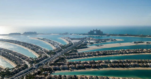 explosion-a-dubai-l-ile-the-palm-appreciee-des-touristes-touchee.jpg