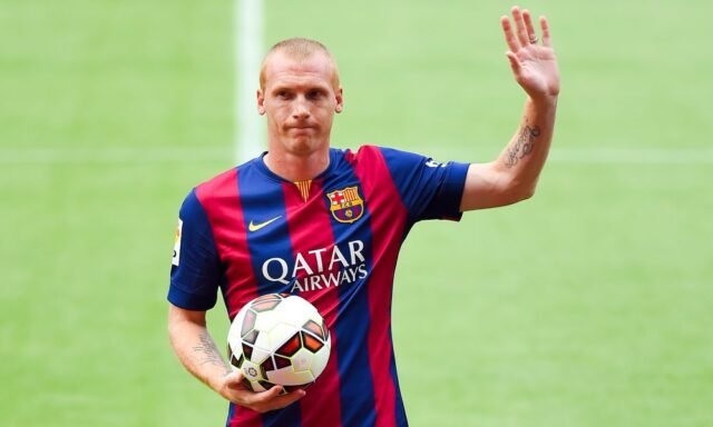 fc-barcelona-unveil-new-signing-jeremy-mathieu-1000x600.jpg