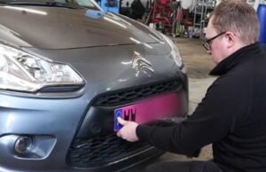 Pelat nomor baru berwarna merah muda menyebabkan longsornya halte lalu lintas