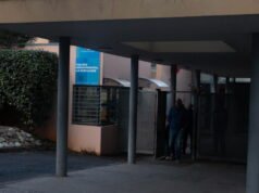 Var. Siswa sekolah menengah Sanary-sur-Mer kembali ke kelas, dua hari setelah penyerangan terhadap guru mereka