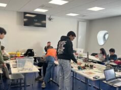 juri bersiap untuk kompetisi robot Lego