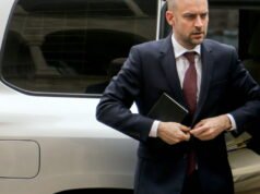 Perselingkuhan Epstein. Seorang diplomat Prancis mencontohkan, Menteri Luar Negeri mengambil tindakan hukum