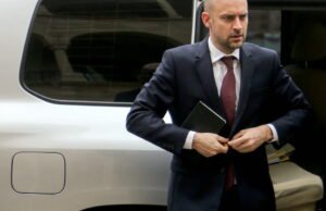 Perselingkuhan Epstein. Seorang diplomat Prancis mencontohkan, Menteri Luar Negeri mengambil tindakan hukum