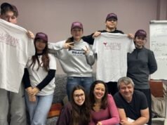 para siswa sekolah menengah ini sedang bersiap untuk berangkat ke Kamerun