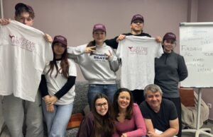 para siswa sekolah menengah ini sedang bersiap untuk berangkat ke Kamerun