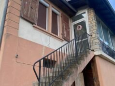 beku. Rumah mereka terancam roboh, keluarga miskin