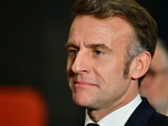 Kebijakan. Macron menggambarkan LFI sebagai kelompok sayap kiri dan mengecam “ekspresi anti-Semit” di dalam partai