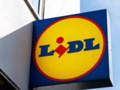 Inggris Raya. Bekerja di Lidl selama 10 tahun, dia minum sebotol air tanpa membayar dan dipecat