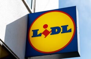 Inggris Raya. Bekerja di Lidl selama 10 tahun, dia minum sebotol air tanpa membayar dan dipecat