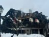 Savoy. Sebuah chalet terbakar pada malam hari di Courchevel: api sudah dapat dikendalikan, namun masih terus berlangsung