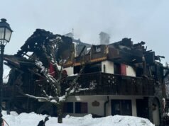 Savoy. Sebuah chalet terbakar pada malam hari di Courchevel: api sudah dapat dikendalikan, namun masih terus berlangsung