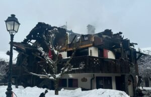 Savoy. Sebuah chalet terbakar pada malam hari di Courchevel: api sudah dapat dikendalikan, namun masih terus berlangsung