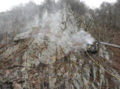 untuk mengamankan jalan, mereka menjatuhkan balok-balok batu besar