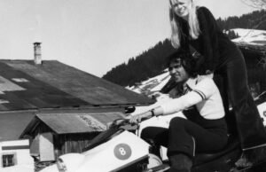 “Dengan Michel Sardou, kami membaptis anak-anak kami pada waktu yang sama di sana”