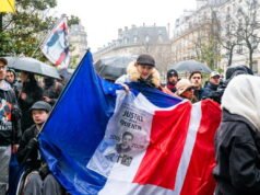 pawai tegangan tinggi yang direncanakan pada Sabtu ini di Lyon, Macron menyerukan rasa hormat