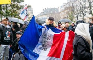 pawai tegangan tinggi yang direncanakan pada Sabtu ini di Lyon, Macron menyerukan rasa hormat