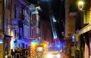 Haute-Alpes. Kebakaran di pusat kota Embrun: api berhasil dipadamkan, dua orang luka ringan dan beberapa bangunan terkena dampaknya