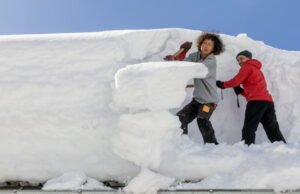Dalam gambar. Stasiun terkubur di bawah salju: atap dan jalan harus dibersihkan… berikut adalah foto-foto paling spektakuler
