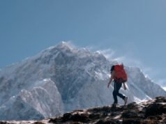 Pendakian gunung. “Film ini adalah kita”… Constance Schaerer memperkenalkan karya keempatnya, yang didedikasikan untuk pendakian Everest