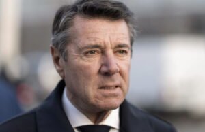 kepala babi dan bintang kuning di depan rumah Christian Estrosi