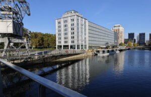 ada lonjakan dengan hampir 7.000 pendaftar baru di bulan Januari