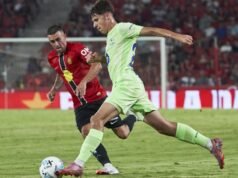 Bek remaja Barcelona menolak tawaran meninggalkan klub; Jentikkan taruhan padanya