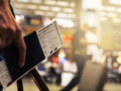 Menolak untuk naik, dia meninggalkan anjingnya