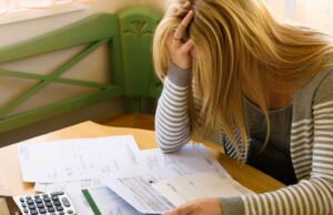 Situasi yang mengkhawatirkan: sepertiga dari kasus kelebihan utang terjadi pada orang-orang yang berusia di bawah 30 tahun