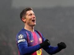 Barcelona mempertimbangkan perpanjangan kontrak superstar veteran itu dengan gaji yang lebih rendah