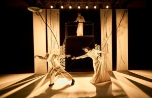 “The King, the Queen and the Jester” oleh Clémence Coullon: terkurung di kastil dan di atas panggung