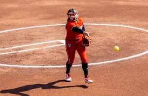 Paket Memanfaatkan Kesalahan Pertahanan dan Lonjakan Inning Keenam untuk Mengalahkan Loyola