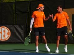 “Kembalinya Singles Vols Gagal Melawan Razorbacks, 4-3”.