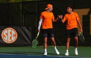 “Kembalinya Singles Vols Gagal Melawan Razorbacks, 4-3”.