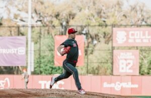 “Negara Bagian NC No. 10 Memenangkan Film Thriller Atas Negara Bagian Florida No. 11”.