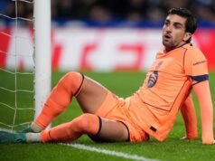 Barcelona siap mendengarkan tawaran untuk berjuang maju saat klub membuat keputusan penting tentang pemain veteran