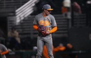 Meskipun Ada Upaya Pitching yang Kuat, #20/21 Vols Drop Series Pembuka di Nashville