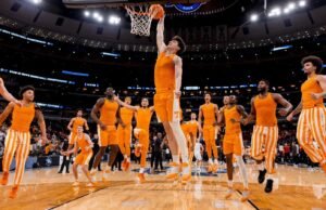 HOOPS TENGAH: #23/25 (6) Tennessee vs. #3/3 (1) Michigan