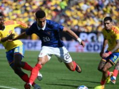 Sepak bola. Meskipun sebelas pemain telah dirombak total, The Blues kembali meraih kesuksesan meyakinkan melawan Kolombia