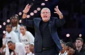 Geno Auriemma membidik NCAA atas format ganda regional putri di March Madness