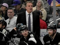 Pelatih pemadam kebakaran LA Kings Jim Hiller dan menunjuk DJ Smith sebagai pengganti sementara