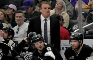 Pelatih pemadam kebakaran LA Kings Jim Hiller dan menunjuk DJ Smith sebagai pengganti sementara