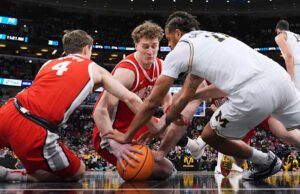 Bola basket Michigan selamat dari kemenangan persaingan buruk atas Ohio State untuk melaju ke semifinal Turnamen Sepuluh Besar