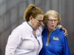 ‘Mother Bruin’ memberikan dukungan saat para wanita UCLA membuka March Madness