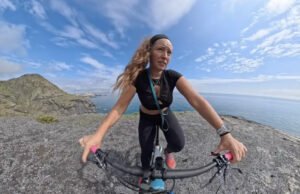 Di Spanyol, seorang pengendara sepeda hampir tewas terjatuh di tepi tebing, kamera merekam semuanya