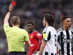 Bintang Newcastle yang terpana, Jacob Ramsey, diperlihatkan kartu merah kontroversial vs Man Utd | Sepak Bola | Olahraga