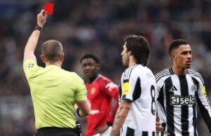 Bintang Newcastle yang terpana, Jacob Ramsey, diperlihatkan kartu merah kontroversial vs Man Utd | Sepak Bola | Olahraga
