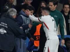 Sikap Pedro Neto setelah bintang Chelsea meninggalkan ball boy PSG membutuhkan bantuan | Sepak Bola | Olahraga