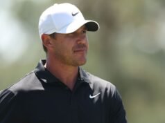 Brooks Koepka bergegas masuk saat seorang anak kecil tertabrak kereta golf di Kejuaraan Valspar | Golf | Olahraga